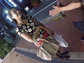 深夜のネット番組だと言い上品で清潔感のある素人美熟女をナンパ 「清楚な美人妻ほど溜まってる」「嫌だダメだと言いつつ股を開く」検証してみた　サンプル画像05